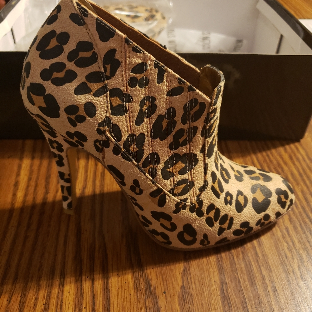 Size 5 colin stuart leopard bootie heels - Picture 5 of 8